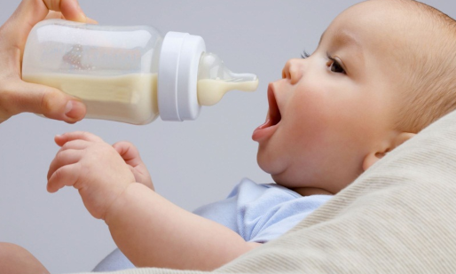 Trẻ mấy tháng tuổi thì có thể uống sữa tươi? Lời khuyên từ chuyên gia dinh dưỡng